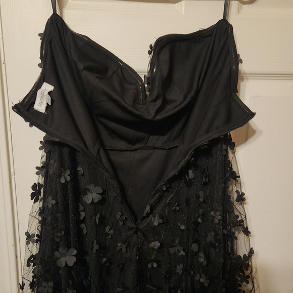Beautiful Black Strapless Floral Gown | Sz XL - Picture 3 of 10